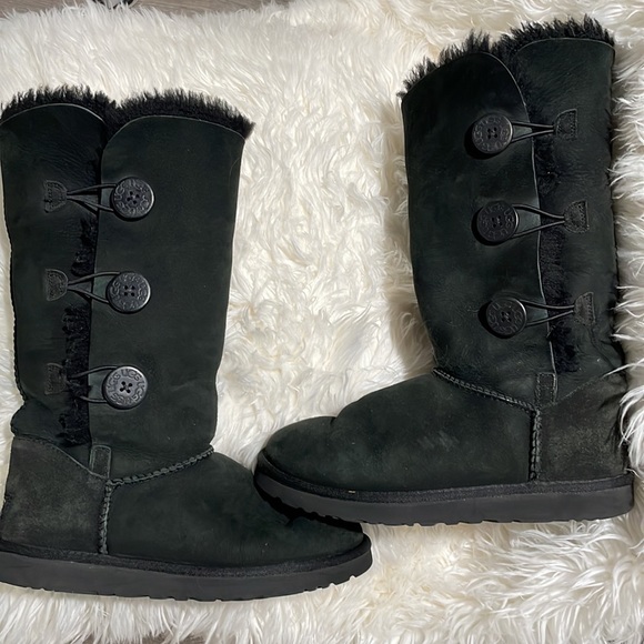 UGG Bailey Button Triplet sheepskin black suede boots size 8 w/ 3 buttons. - Picture 6 of 16